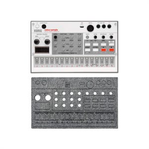 Pode incluir: Um sequenciador de amostras digitais Korg Volca Sample com uma capa de feltro cinza. O sequenciador é branco com botões e botões pretos e vermelhos. A capa de feltro tem recortes para os botões e botões.