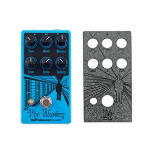 Pode incluir: Um pedal de efeitos de guitarra azul com o texto "The Warden" e "Earthquaker Devices". O pedal tem quatro botões rotulados como "Tone", "Attack", "Release" e "Sustain". Há uma pequena imagem em preto e branco de uma pessoa caminhando por um corredor com barras nas laterais.