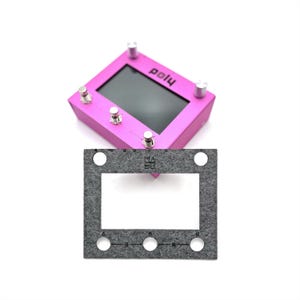 Puede incluir: Un pedal rosa con una pantalla negra y la palabra "poly" impresa en él. El pedal tiene cuatro botones y una junta de fieltro gris con cuatro agujeros.