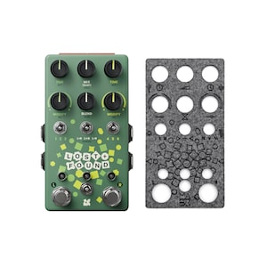 Puede incluir: Un pedal de efectos verde con perillas y el texto "LOST + FOUND". A la derecha, un panel de fieltro gris con formas recortadas. El pedal está diseñado para instrumentos musicales y tiene varias entradas y salidas.