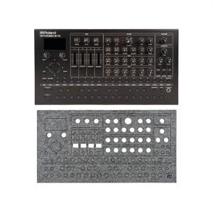 以下が含まれることがあります： 黒色のRoland SH-4dシンセサイザー。多数のノブ、ボタン、小さなディスプレイを備えています。下には、切り抜きのある灰色のフェルトパネルがあります。シンセサイザーには、Rolandのロゴとモデル名が印刷されています。