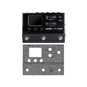 Könnte beinhalten: Schwarzes Line 6 HX Stomp Multi-Effekt-Pedal mit kleinem Bildschirm, Knöpfen und Fußschaltern. Das Pedal wird mit einer grauen Filzschablone mit Aussparungen für die Knöpfe und Schalter gezeigt. Der Text "LINE 6 HX STOMP" ist sichtbar.