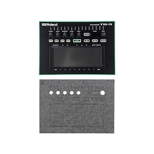Può includere: Sintetizzatore Roland TB-3 Touch Bassline nero con bordo verde. Il sintetizzatore ha numerose manopole, pulsanti e uno schermo. Sotto, una copertura in feltro grigio con ritagli per i comandi.