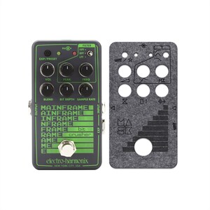 Puede incluir: Un pedal de guitarra bit crusher Electro-Harmonix Mainframe de color gris oscuro con texto y gráficos en verde brillante, que incluye seis perillas de control negras, un interruptor de pie y una máscara de fieltro gris separada.