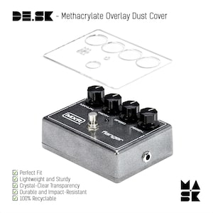 Puede incluir: Una cubierta antipolvo de plástico transparente para un pedal de guitarra MXR flanger. La cubierta tiene cuatro agujeros redondos para las perillas y un agujero rectangular para el pedal de pie. El pedal es plateado con perillas negras y el texto "MXR flanger" impreso en él.
