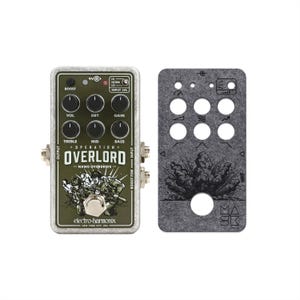 Puede incluir: Un pedal de guitarra Electro-Harmonix Operation Overlord Nano Overdrive con placa frontal verde oliva, ilustración militar, seis perillas de control negras y un interruptor de pie, junto a una máscara de fieltro gris a juego con recortes.