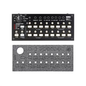 Puede incluir: Un secuenciador por pasos Korg SQ-1 negro con numerosos botones, perillas y puertos. El texto "Korg SQ-1 Step Sequencer" es visible. Debajo, una cubierta de fieltro gris con agujeros y formas recortadas.