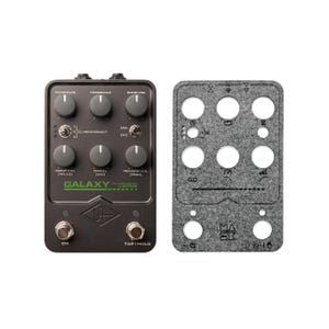 Può includere: Un pedale per effetti di chitarra nero e verde con il testo "GALAXY - The Tape Echo Reimagined" e manopole etichettate "Echo Rate", "Feedback", "Echo Vol", "Head Select", "Input Vol", "Dwell", "Reverse Vol", "Tap Hold" e "On".