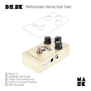 Puede incluir: Un pedal de guitarra MXR Micro Amp+ de color dorado con botones negros y una cubierta antipolvo de plástico transparente. La cubierta antipolvo tiene cuatro agujeros para los botones. El pedal tiene el texto "micro amp+" y "MXR" impreso en él.