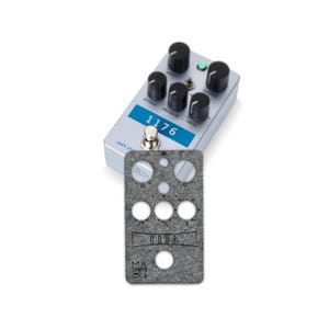 Pode incluir: Um pedal de metal cinza com o texto "1176" impresso nele. O pedal tem quatro botões rotulados como "Attack", "Release", "Ratio" e "Output".
