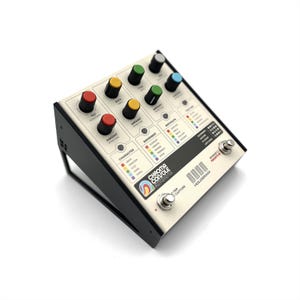 Könnte beinhalten: Ein cremefarbenes Multi-Effekt-Pedal mit schwarzen Akzenten und bunten Knöpfen. Das Pedal trägt den Text "CHROMA CONSOLE MULTI-EFFECTOR" und verschiedene Steuerungsetiketten. Es hat zwei Fußschalter und eine Reihe von Kontrollleuchten.