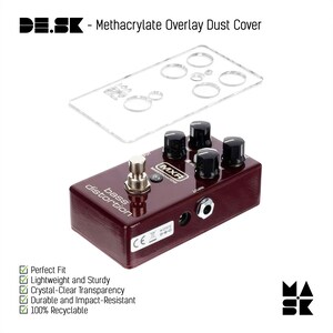 Pode incluir: Um pedal de distorção de baixo MXR vermelho com uma capa de poeira de plástico transparente. O pedal tem um botão preto, um interruptor preto e uma tomada de entrada preta. A capa de poeira tem orifícios para os botões e o interruptor.