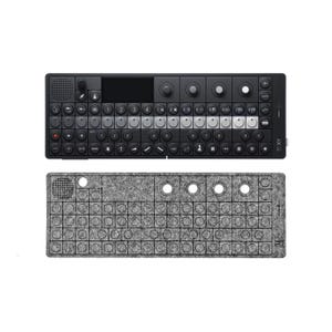 Könnte beinhalten: Eine schwarze und graue elektronische Musiktastatur mit einem grauen Filzpad. Die Tastatur verfügt über eine Vielzahl von Tasten, Knöpfen und Schiebereglern. Das Filzpad hat ein Raster aus kleinen Kreisen.