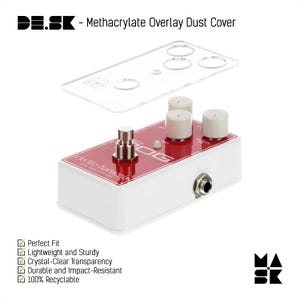 Puede incluir: Un pedal de guitarra Electro-Harmonix blanco y rojo con una cubierta antipolvo de metracrilato transparente. El pedal tiene tres perillas blancas, un interruptor de pie plateado y el texto "DOG". La cubierta está diseñada para el pedal.