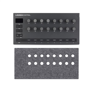Könnte beinhalten: Ein dunkelgrauer Launchcontrol MIDI-Controller mit sechzehn Drehreglern, Navigationstasten und einer unteren Reihe aus acht Pads, begleitet von einer passenden grauen Filzabdeckung mit Aussparungen für die Regler.