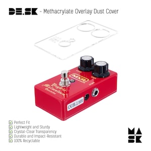 Puede incluir: Un pedal de overdrive de guitarra MXR 'Ungwie Malmsteen' rojo con botones negros y una cubierta antipolvo de plástico transparente. El pedal tiene el texto 'Ungwie Malmsteen' y 'Overdrive' impreso en él. La cubierta antipolvo está diseñada para proteger el pedal del polvo y los arañazos.