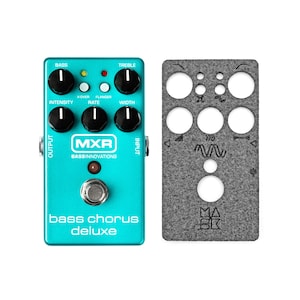 Puede incluir: Un pedal de efectos MXR Bass Chorus Deluxe de color azul turquesa con perillas para intensidad, ritmo, ancho y un interruptor x-over. El pedal tiene un logotipo MXR negro y las palabras "Bass Innovations" impresas en él. El pedal está sobre un fondo blanco.