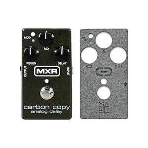Puede incluir: Pedal de efectos de guitarra de retardo analógico MXR Carbon Copy verde oliva con cuatro perillas de control y un interruptor de pedal. El pedal tiene el texto "MXR" y "carbon copy analog delay" impreso. Una plantilla de fieltro gris está al lado del pedal.