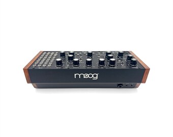Moog Cheeks セミモジュラーシンセ用ソリッドウッドラックスタンド