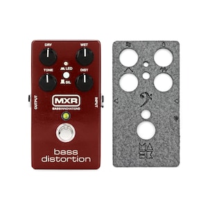 Puede incluir: Un pedal de distorsión de bajo MXR rojo con una perilla de tono negra, una perilla de dry negra, una perilla de wet negra, una perilla de distorsión negra, una perilla de sil negra, un LED verde y el texto "MXR BASSINNOVATIONS" en blanco. El pedal tiene un conector de entrada negro, un conector de salida negro y un interruptor de pie negro. El pedal está sobre un fondo gris.