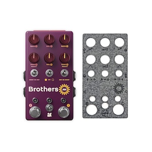 Puede incluir: Un pedal de overdrive Brothers AM de color morado con perillas para ganancia, volumen, tono y presencia. El pedal tiene dos interruptores de pedal, uno para boost y otro para distorsión. El pedal también tiene un interruptor para encender y apagar el efecto. El pedal está en un pedalboard de fieltro gris.