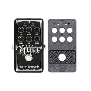 Puede incluir: Un pedal de efectos para guitarra Electro-Harmonix Metal Muff negro con seis perillas de control, un interruptor de pie y texto blanco, junto a una máscara de fieltro gris con recortes para las perillas y un patrón de chapa estriada.