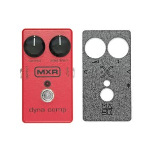 Puede incluir: Un pedal de efectos de guitarra MXR Dyna Comp rojo con dos perillas etiquetadas como "Output" y "Sensitivity", una toma de entrada y una toma de salida. El pedal tiene una luz LED roja y un interruptor de pie negro. El pedal está al lado de una plantilla de cable de parche de pedalera de fieltro gris con recortes para tomas y un logotipo.