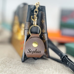Personalisierte Leder AirTag Hülle, Leder Airtag Schlüsselanhänger Halter, Apple Airtag Schlüsselanhänger Zubehör, Air Tag Schlüsselhülle, Geschenk für ihn