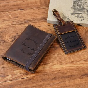 Cartera de cuero personalizada para pasaporte, funda para pasaporte AirTag y etiqueta para equipaje, regalo de boda, set de regalo de viaje para novios, regalo de luna de miel