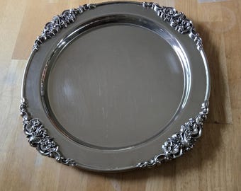 Bandeja plateada de 17 pulgadas de diámetro.