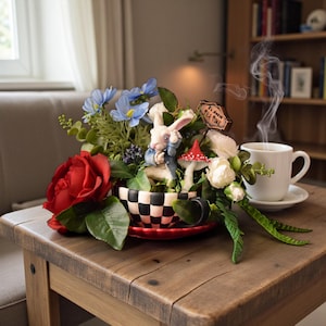 Könnte beinhalten: Ein skurriles Arrangement mit einer Teetasse mit schwarz-weißem Schachbrettmuster, gefüllt mit Blumen, einer Hasenfigur und einem Pilz. Eine Tasse Tee steht daneben, mit aufsteigendem Dampf. Das Schild lautet "It's always tea time."