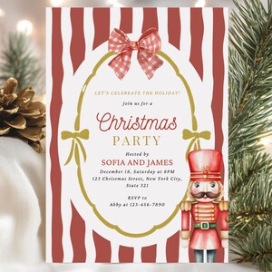Könnte beinhalten: Weihnachtsparty-Einladung mit rot-weiß gestreiftem Hintergrund. Die Einladung zeigt einen goldenen ovalen Rahmen mit einer roten Schleife und eine Illustration eines Nussknackers. Text enthält Party-Details und RSVP-Informationen.