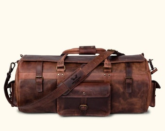 Pode incluir: Uma bolsa de viagem de couro marrom com um bolso frontal e uma alça de ombro ajustável. A bolsa tem um logotipo que diz "Armadura Leather Co."