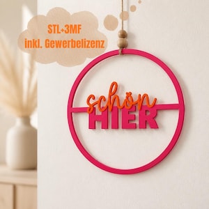 May include: A pink circular wall decoration with the words "schön HIER" in orange and pink. The text "STL+3MF inkl. Gewerbelizenz" is in a cloud-shaped speech bubble. It hangs from a string with wooden beads.