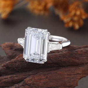 Anillo de diamantes cultivados en laboratorio con talla esmeralda, anillo de compromiso de talla baguette cónica, anillo de doble garra en oro blanco, anillo de aniversario de tres piedras para mujer
