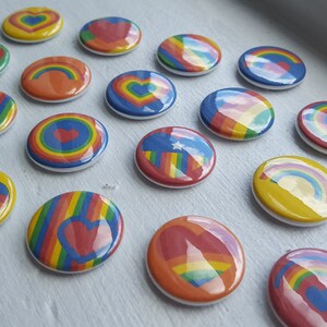 Badges de 2,5 cm (1 po.) Fierté LGBTQ (paquet de 22)