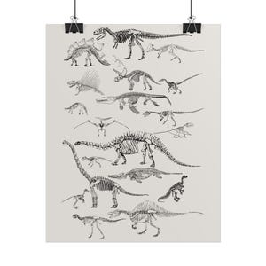 Puede incluir: Un póster vertical que presenta una colección de ilustraciones de esqueletos de dinosaurios en tinta negra sobre un fondo gris claro. La impresión muestra varias criaturas prehistóricas de perfil, incluyendo saurópodos y terópodos.