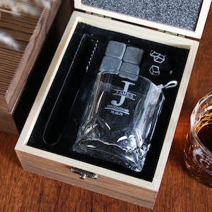 Conjunto de copos de uísque personalizados, presente para padrinhos com caixa de madeira.