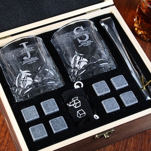 Conjunto de decantador de uísque personalizado com caixa de madeira, presente para padrinhos.