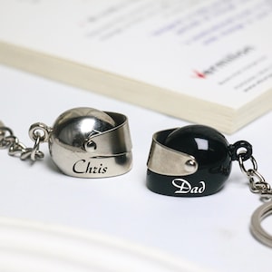 Benutzerdefinierte Initial Name Motorradhelm Schlüsselanhänger, Geschenk für Motorradfahrer Papa, Mini Motorradhelm Schlüsselanhänger, personalisierte Vatertagsgeschenk