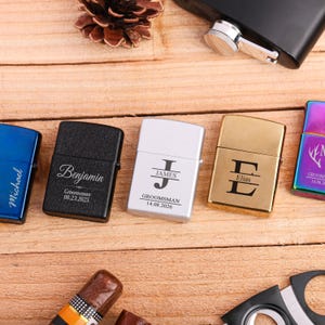 Trauzeugen Geschenk Personalisierte Feuerzeughülle Monogramm | Personalisierte Feuerzeughülle für den Junggesellenabschied | Zigarre Feuerzeug Fall Jubiläum Geschenk für ihn Mann