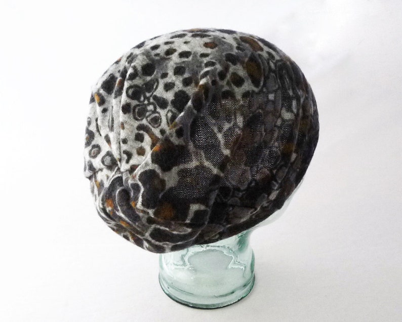 Women/'s Knit Slouchy Hat in Gray and Brown Leopard Print