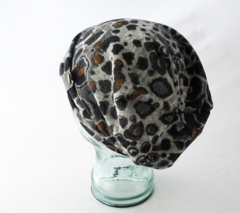 Women/'s Knit Slouchy Hat in Gray and Brown Leopard Print