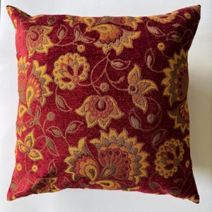 Funda de almohada floral roja: reverso de seda, tapicería texturizada (18 x 18)