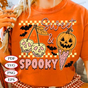 Op de afbeelding: Oranje t-shirt met een Halloween-thema. Het ontwerp toont kersen met schedelgezichten, een pompoen-ijshoorntje, vleermuizen en de woorden "Sweet & Spooky". Het shirt heeft ook PDF-, SVG-, PNG- en EPS-pictogrammen.