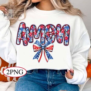 Könnte beinhalten: Weißer Pullover mit dem Wort "Amen" in roten, weißen und blauen Blumenbuchstaben. Unter dem Wort befindet sich eine rote, weiße und blaue Schleife mit Sternen.