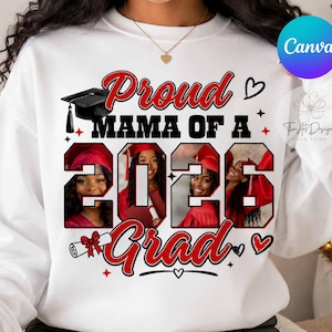 Könnte beinhalten: Weißes Sweatshirt mit einem Abschluss-Thema. Das Design beinhaltet den Text "Proud Mama of a 2023 Grad" in Rot und Schwarz, eine Abschlusskappe und Fotos von Absolventen in roten Kappen und Roben. Herzen und Sterne vervollständigen das Design.