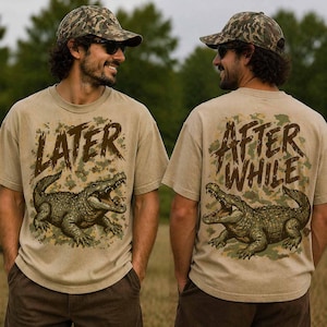 Peut inclure: T-shirts beiges avec un motif de crocodile. L'un porte l'inscription « LATER », l'autre « AFTER WHILE ». Les t-shirts sont portés par une personne portant une casquette de camouflage et des lunettes de soleil.