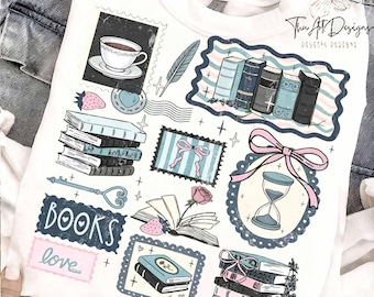 Könnte beinhalten: Weißes Sweatshirt mit Illustrationen zum Thema Bücher. Designs umfassen Bücherstapel, eine Teetasse, einen Schlüssel, eine Feder und die Wörter "BOOKS" und "love". Das Design enthält rosa, blaue und schwarze Elemente.