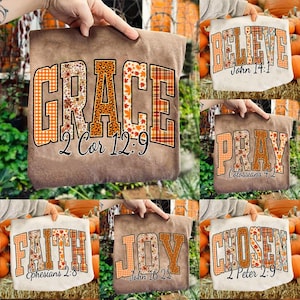 以下が含まれることがあります： インスピレーションを与える言葉と聖書の詩が書かれたトートバッグのコレクション。バッグには「GRACE」、「BELIEVE」、「PRAY」、「FAITH」、「JOY」、「CHOSEN」の文字が、オレンジ、茶色、白など様々な模様と色で描かれています。各バッグには対応する聖書の詩が書かれています。